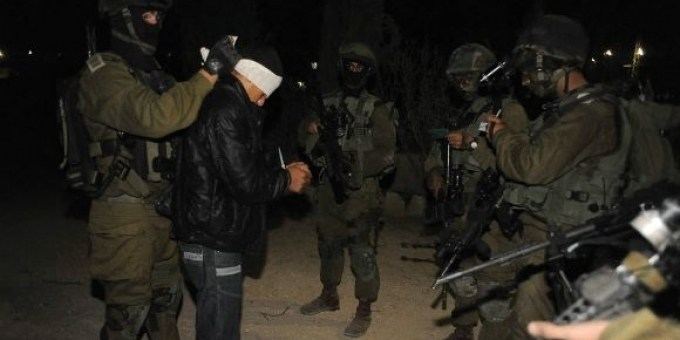 الاحتلال يعتقل 15 فلسطينياً من بينهم سيدتان