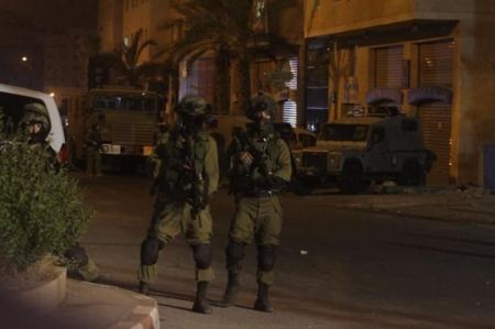 الاحتلال يعتقل 11 فلسطينياً ويدعي ضبط اسلحة