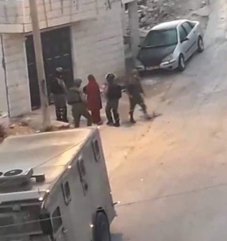 الاحتلال يعتقل اربعة فلسطينيين من بيت كاحل في اطار البحث عن منفذي عملية " غوش عتصيون"