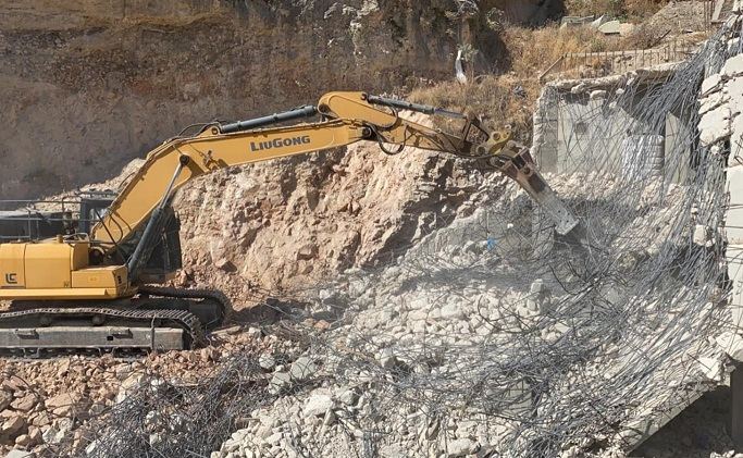 الاحتلال يهدم عمارة سكنية في جبل المكبر