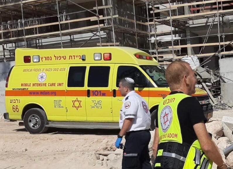 اصابة خطيرة لعامل سقط عليه جسم ثقيل بورشة عمل في الرملة
