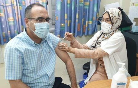 رئيس مجلس " بسمة " يتلقى الجرعة الثالثة من لقاح كورونا