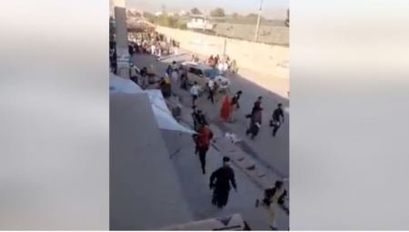 افغانستان : قتلى وجرحى بهجوم انتحاري على مدخل مطار كابول