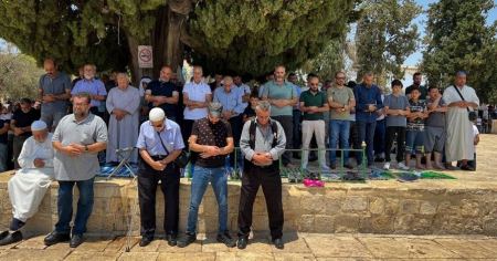 عشرات الآلاف أدوا صلاة الجمعة في رحاب المسجد الاقصى