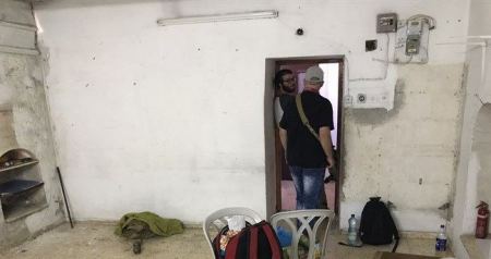 صور.... الاحتلال يخلي منزل لعائلة شماسنة بالقوة في حى الشيخ جراح ويسلمه لمستوطنين