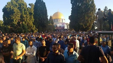 الآلاف يؤدون صلاة العيد في الأقصى رغم تشديدات الاحتلال