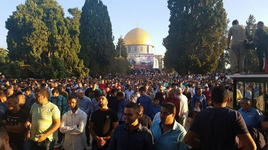 الآلاف يؤدون صلاة العيد في الأقصى رغم تشديدات الاحتلال