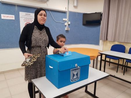انتخابات "الكنيست " تنطلق مع توقعات بارتفاع نسبة التصويت عند العرب