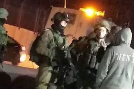 الاحتلال يعتقل 25 فلسطينياً فجر اليوم