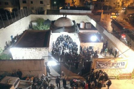 مواجهات مع الاحتلال في نابلس عقب اقتحام قبر يوسف