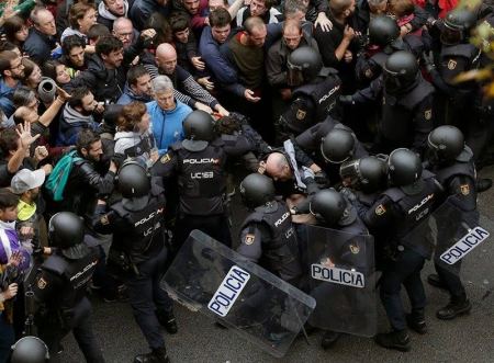 صور ... إسبانيا تمنع بالقوة إجراء استفتاء استقلال إقليم كتالونيا