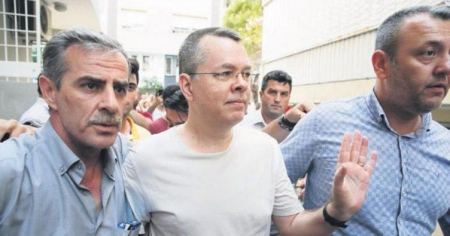 تركيا ... المحكمة الجنائية في ازمير تطلق سراح القس الامريكي