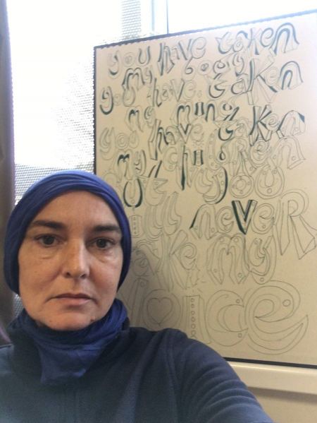المغنية الايرلندية الشهيرة سينيد أوكونور تعتنق الإسلام 