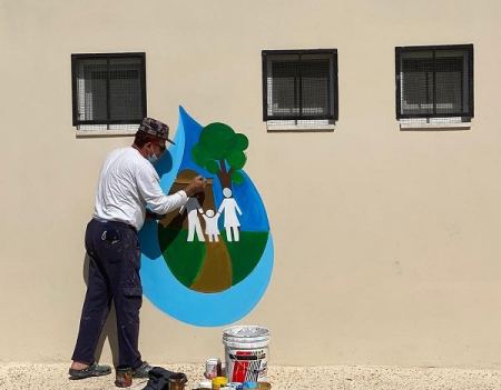 رسومات توعوية في مدارس خلف الجدار
