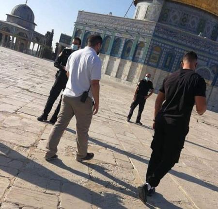 الاحتلال يعتقل اثنين من حراس المسجد الاقصى