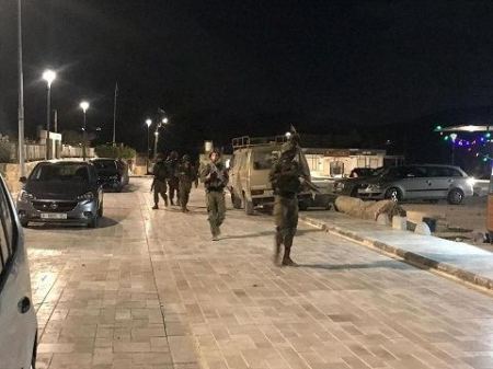 قوات الاحتلال تغلق مدخل سبسطية وتعتقل 3 شبان