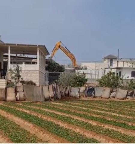 بحجة عدم الترخيص : هدم منزل في قلنسوة