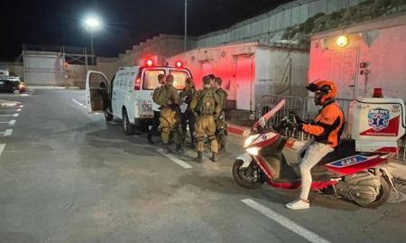 اصابة خطيرة لاحد عناصر شرطة الاحتلال تعرض للدهس عند حاجز قلنديا