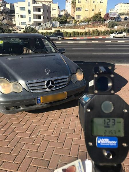 القدس | ضبط سائق يقود بسرعة فائقة بحجة شراء حلويات للعيد!!