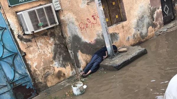 السعودية | صورة مأساوية لطفل صومالي صعقته الكهرباء بعد غرق جدة
