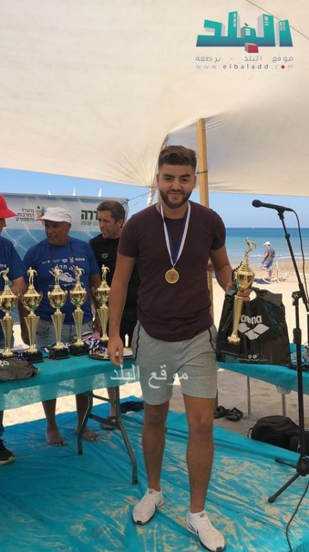 برطعة | السباح يوسف عثمان كبها يتفوق على 400 متسابق ويحصد كأس سباق الخضيرة