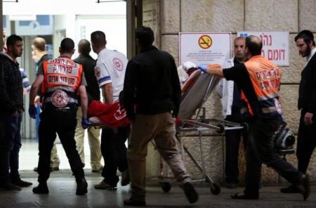 عملية طعن بالقدس ... اصابة المنفذ و 5 من افراد شرطة الاحتلال