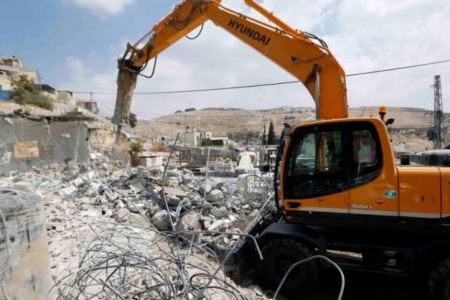 بيت حنينا.. الاحتلال يهدم منزلاً في حي الاشقرية