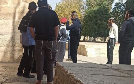 مستوطنون يقتحمون باحات المسجد الاقصى