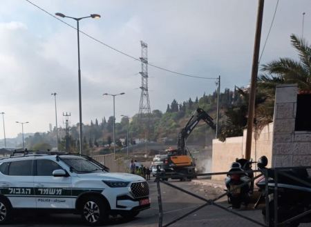 القدس : الاحتلال يهدم منشأة تجارية في شعفاط