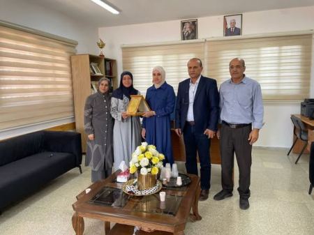 بلدية برطعه تكرم المعلمة الفاضلة ازدهار محمود قبها 