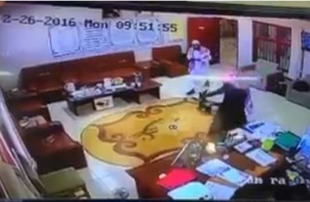 شاهد ... طالب سعودي يطلق النار من سلاح رشاش داخل أحدى المدارس الثانوية في المملكة