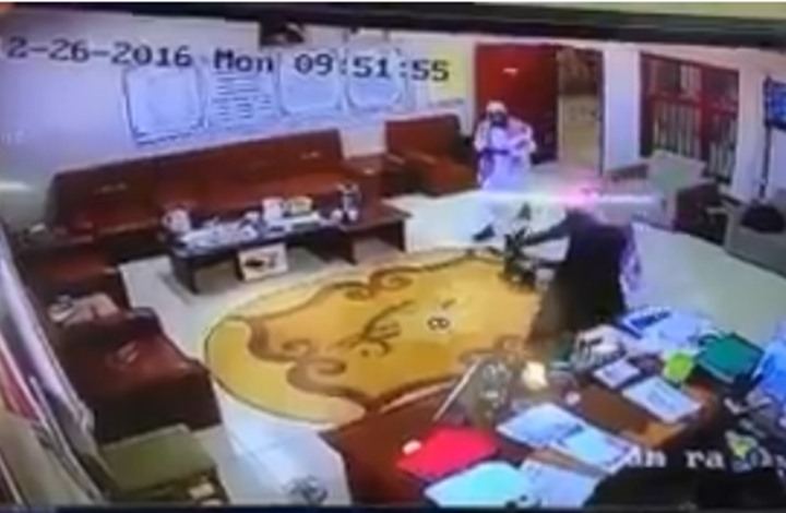 شاهد ... طالب سعودي يطلق النار من سلاح رشاش داخل أحدى المدارس الثانوية في المملكة