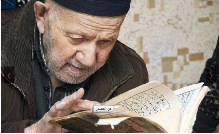 عمره 120 عاماً ويحفظ القرآن الكريم 