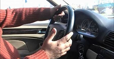 250 شيكل مخالفة لمستخدمي سماعات الأذن الموصولة بالهاتف خلال السياقة