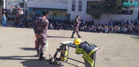دورة تدريبة لمركز الدفاع المدني في المدرسة الثانوية للبنات