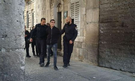 الشرطة تعتقل الفتى مجد كبها من برطعة اثناء صلاته عند باب الرحمة في المسجد الاقصى