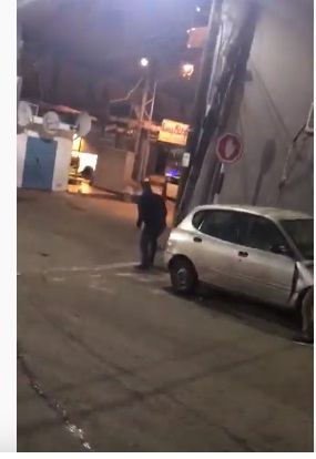 شاهد ... محاولة فاشلة بالسطو على محل ذهب في برطعة تحت تهديد السلاح واصابة شاب