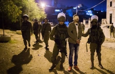 قوات الاحتلال تعتقل 12 شخصاً من الضفة