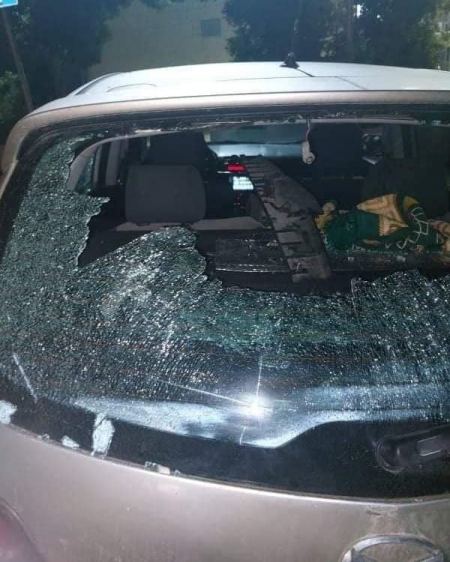 حي الشيخ جراح : مستوطنون يعتدون على المركبات ويحطمون زجاجها