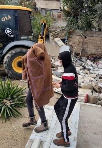 القدس : الاحتلال يجبر مقدسياً من جبل المكبر على هدم منزله