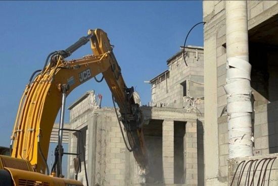 الطيبة: مواطن يهدم بيته