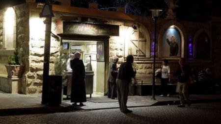 مواطن اردني « يطلع من هدومه » بسبب زوجته والعيدية 