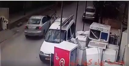 برطعة | فيديو ... مركبة مسرعة تصطدم بطفل يقود دراجته
