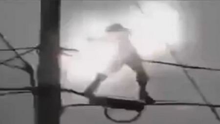بالفيديو .. شاب يتراقص على أسلاك كهرباء ويتحول إلى كتلة متوهجة 
