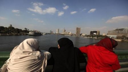 قبل يوم المرأة العالمي بساعات .. شباب مصري يقدم "هدية" مستفزة لمراسلة على الهواء 