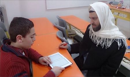 اللاجئون السوريون يعلمون الاتراك اللغة العربية