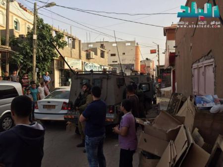 برطعة | قوات من جيش الاحتلال تخلي شاباً من الداخل الفلسطيني تم حجزه في منزل بسبب شجار
