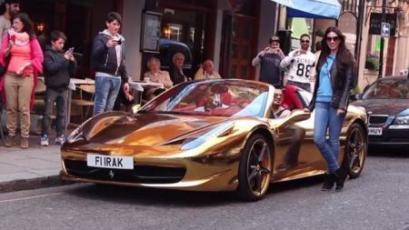 فيديو :العراقي رياض العزاوي بطل العالم في الكيك بوكسينغ يتباهى بسيارته الذهبية