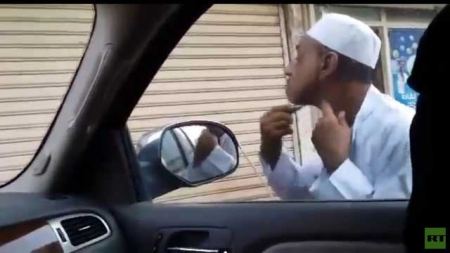 فيديو : رجل يحلق لحيته امام مراّة سيارة دون ان يلاحظ وجود نساء بداخلها 
