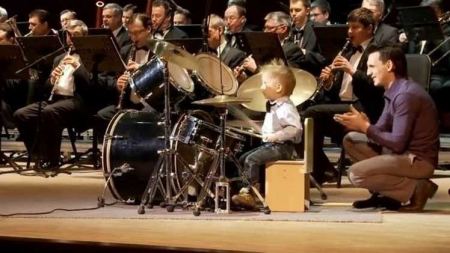 فيديو : موهبة ... اصغر لاعب درامز في العالم عمره 3 سنوات